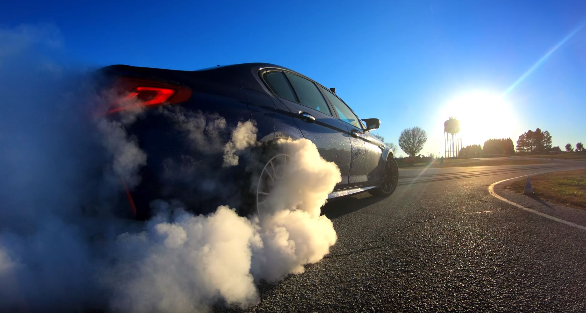 BMW M5 rear tire smokes while drifting